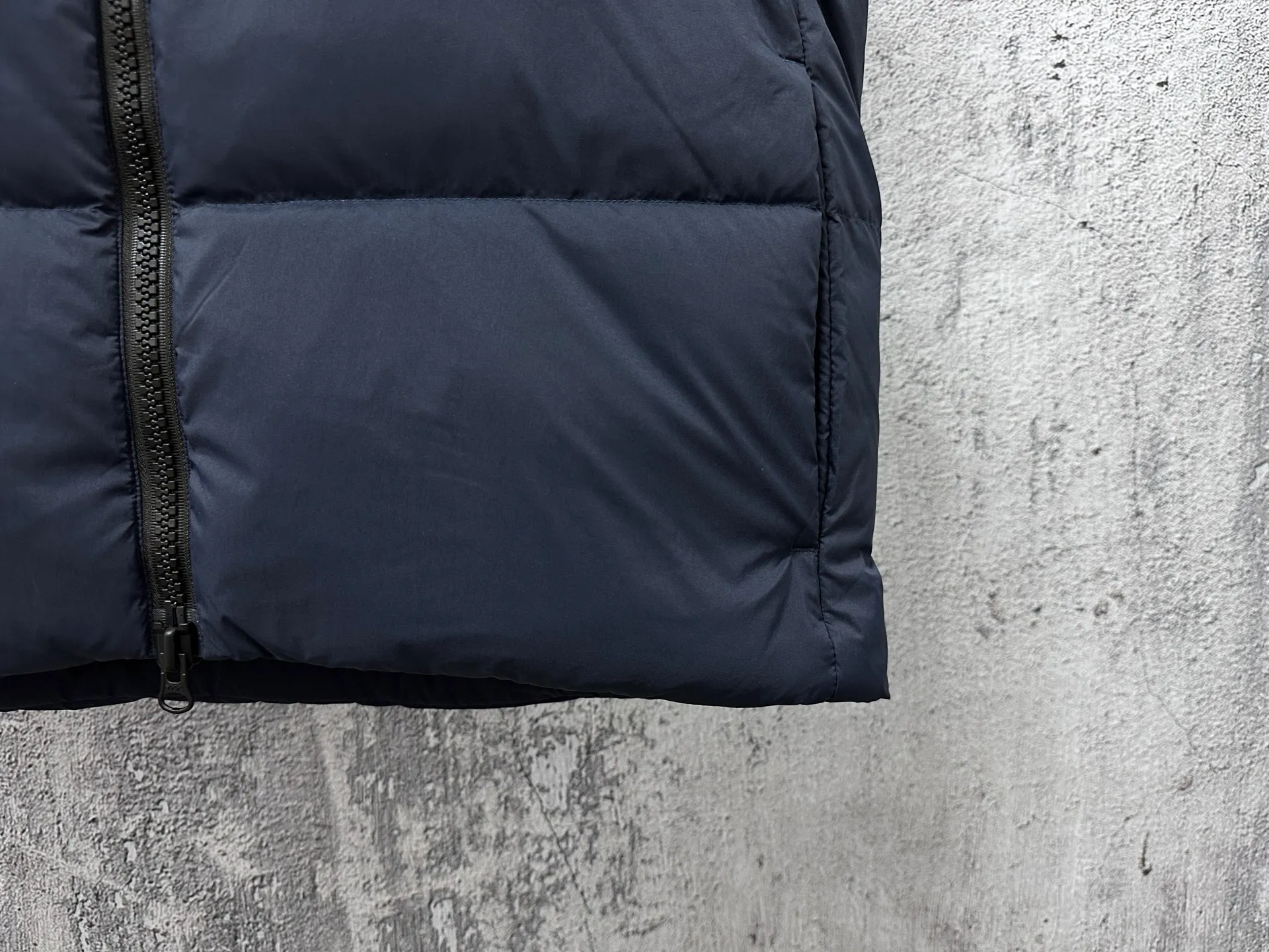 P560 【CANADA GOOSE】Lawrence Men's Down Vest The Lawrence down vest features a durable shell and quilted body, making it a must-have item for all seasons. It's made from sustainable Enduraluxe fabric, which has a durable soft touch. The Lawrence features a thoughtfully designed down-filled collar to block strong winds, a two-way zipper and a longer rear hem. Size: XS-XXL